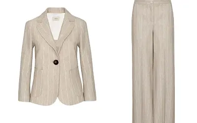 Un tailleur a righe beige, perfetto per scoprire cosa indossare sopra un tailleur in primavera.
