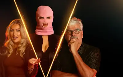Tre personer, en med rosa balaklava, står framför en gul ljusformation. En kvinna till vänster, en man med glasögon till höger. Kanske från spelet SVT.