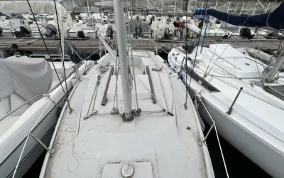 Vue du pont d'un voilier Jeanneau Flirt, prêt pour l'aventure. La fiche technique de ce bateau promet de belles navigations.