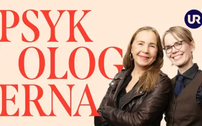 Två leende kvinnor framför texten "Psykologerna". Kanske diskuterar de psykolog utbildning krav.