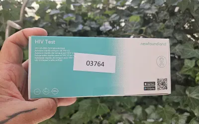 Pudełko testu HIV, który pomaga odpowiedzieć na pytanie "co to HIV?". Szybki test krwi z dokładnością 99%.