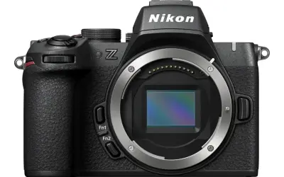 Czarny aparat Nikon Z z widocznym sensorem i przyciskami Fn. Idealny do reportażu fotograficznego, gotowy do uchwycenia każdej chwili.