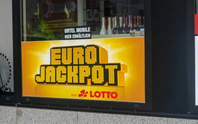 Czy lottomilioner z Eurojackpot może stracić anonimowość przez błąd kolektora? Reklama Eurojackpot na witrynie sklepowej.