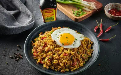 Nasi goreng z jajkiem sadzonym, papryczkami chili i szczypiorkiem. Idealny przepis na szybki obiad.