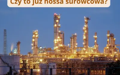Rafineria ropy naftowej nocą, z oświetlonymi wieżami i rurociągami. Czy to już pko surowców globalnych?