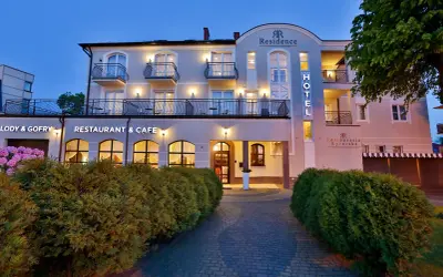 Elegancki rewal hotel przy plaży Residence, z restauracją i kawiarnią, zaprasza na wypoczynek.