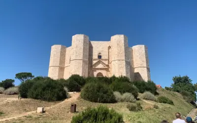 Castel del Monte, un gioiello pugliese. Cosa vedere: la sua architettura unica e il panorama mozzafiato.
