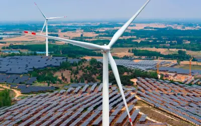 Große Windturbinen und weite Felder von Solarmodulen zeigen Chinas Engagement für erneuerbare Energien.