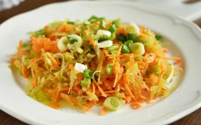 En fräsch, rivig morotssallad med salladslök, perfekt som en snabb sallad till middagen.