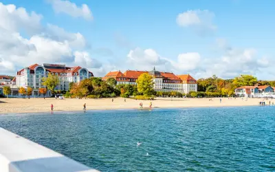 Piękne kurorty nad morzem z hotelami i plażą w jesiennej odsłonie.