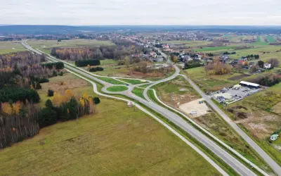 Nowa wschodnia obwodnica Kielc usprawnia ruch. Widok z lotu ptaka na skrzyżowanie i okoliczne tereny.