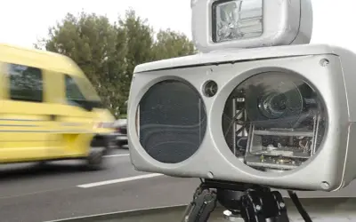 Blitzlichtgewitter für einen gelben Lieferwagen, der mit unter 20 km/h fährt. Die Radarkontrolle ist bereit.