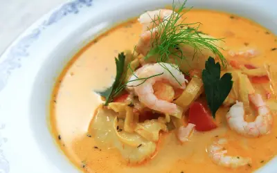 En krämig, solgul fisksoppa med räkor, dill och persilja. En riktig delikatess!
