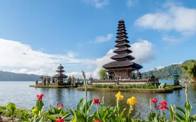 Świątynia Pura Ulun Danu Bratan na Bali, symbol balijskiej religii, majestatycznie wznosi się nad jeziorem.