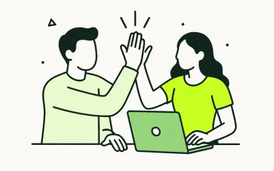 Dwóch ludzi świętuje sukces, pracując razem przy laptopie. Od jakiegoś czasu wspólnie realizują projekt.