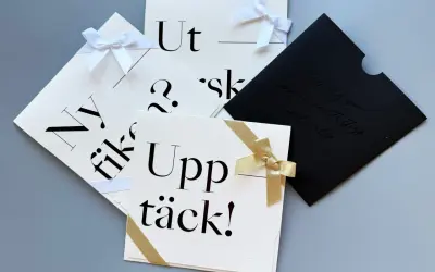 Fina kort med text som "Nyfiken?", "Upptäck!" och "Ut". Perfekta tips på inflyttningspresent eller för att säga tack.