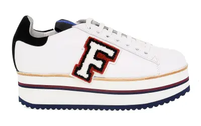 Scarpa bianca Fabi con plateau, logo "F" ricamato e dettagli colorati.