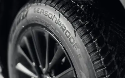 Opona Nokian Tyres Seasonproof 2 z widocznymi kroplami wody na bieżniku. Gotowa na każdą pogodę.