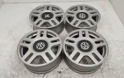 Cztery aluminiowe felgi do Volkswagena Golfa IV. Rozstaw śrub jest standardowy dla tego modelu.