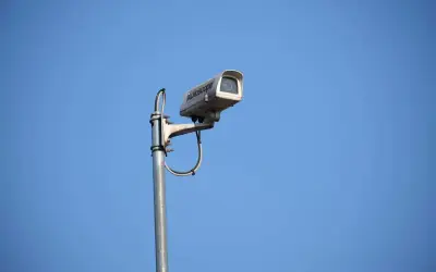 Białe kamery nad światłami monitorują niebo.