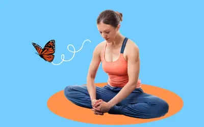 Donna in posizione farfalla yoga, con una farfalla arancione che vola accanto.
