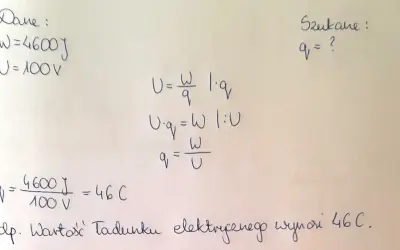 Obliczenia pokazują wzór na natężenie prądu q=W/U, gdzie W=4600J, U=100V, co daje q=46C.
