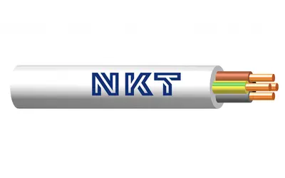 Biały kabel elektryczny NKT z widocznymi żyłami miedzianymi i izolacją w kolorze zielono-żółtym.