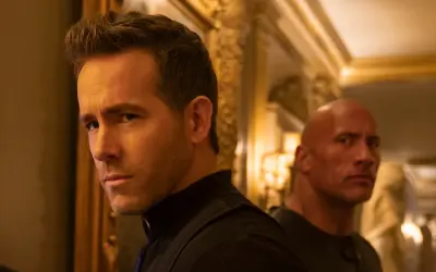 Ryan Reynolds i Dwayne Johnson w scenie z filmu "Czerwona nota 2".