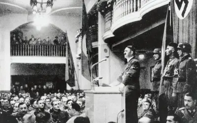 Hitler spricht vor jubelndem Publikum. Ein Attentat auf Hitler 1939 scheiterte. Soldaten stehen Spalier.