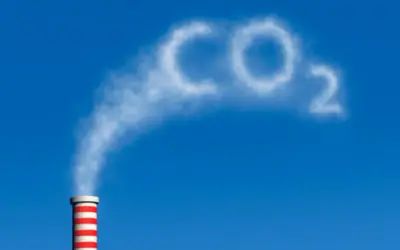Dym z komina układa się w napis CO2, symbolizując wpływ dwutlenku węgla na człowieka i środowisko.