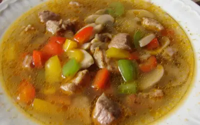 Zupa paprykowa z mięsem, pieczarkami i kolorową papryką w bulionie.