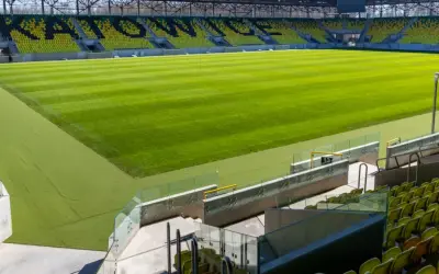 Nowy stadion GKS Katowice, z zieloną murawą i żółto-czarnymi trybunami, czeka na kibiców. Lokalizacja obiektu to ul. Bukowa 1.
