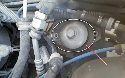 Componente circular con perno central, parte del taco motor donde va el sistema de aire acondicionado.