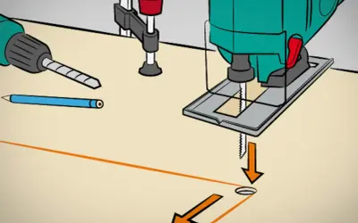 Seghetto alternativo pronto per tagliare piastrelle seguendo le linee tracciate. Trapano e matita a portata di mano.