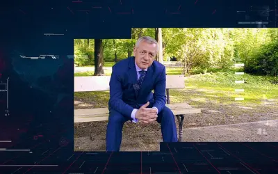 Mężczyzna w garniturze siedzi na ławce w parku. W tle widać cyfrowe dane i napis RODO.
