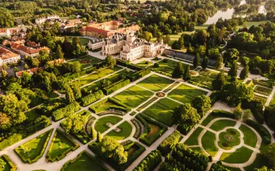 Zamek Lednice, perła Moraw w Czechach, otoczony jest barokowymi ogrodami.