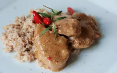 Jak zrobić polędwiczki wieprzowe żeby były miękkie? Delikatne polędwiczki w sosie z kaszą, ozdobione chili i rozmarynem.