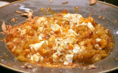 Plato de huevos rotos con patatas y jamón, una delicia que podría ser de los mejores huevos rotos Zaragoza.