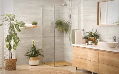 Modernes Bad mit Dusche und Waschbecken. Die Wandverkleidung ist eine stilvolle alternative zu fliesen im bad, ergänzt durch Pflanzen und Holzmöbel.