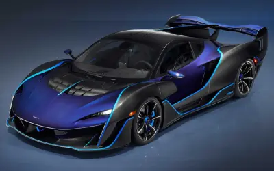 Ein McLaren Sabre in tiefem Blau mit leuchtend blauen Akzenten und Carbon-Elementen. Der McLaren Sabre Preis ist hoch, aber die Exklusivität rechtfertigt ihn.