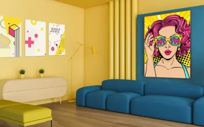 Pop art definicja: żywy obraz kobiety w okularach z napisem "WOW" obok abstrakcyjnych grafik.