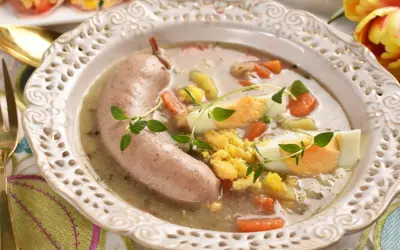 Żurek z kiełbasą, jajkiem i marchewką. Zastanawiasz się nad frankfurterki kcal? Ta zupa to sycący posiłek.