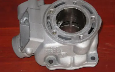 Cylindr silnika motocyklowego z powłoką nikasil, gotowy do montażu.