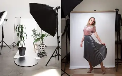 Dwa ujęcia: z lewej strony rośliny i sprzęt do oświetlenia, z prawej modelka w błyszczącej spódnicy. To idealne domowe studio fotograficzne.