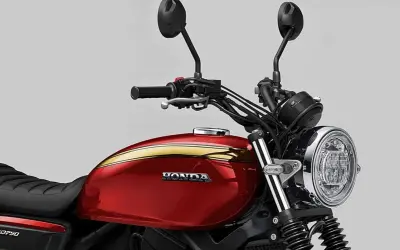 Detalle de la Honda GB 750, con su tanque rojo brillante y detalles dorados, lista para la aventura.