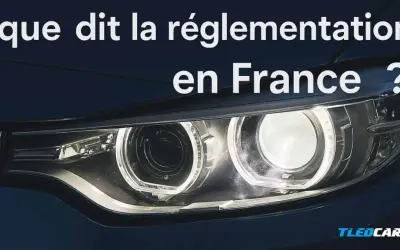 Gros plan sur les feux d'une voiture moderne, éclairés. Le texte "que dit la réglementation en France ?" suggère une discussion sur les différents feux de voiture.