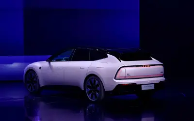 Nowy Audi E5 Sportback prezentuje futurystyczny design z podświetlanym napisem "AUDI" na tyle.