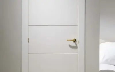 Puerta lacada en blanco con tirador dorado. Aprende como limpiar puertas lacadas en blanco para mantenerlas impecables.