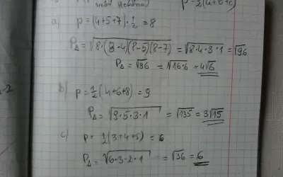 Ręcznie pisane wzory matematyczne dotyczące pola trójkąta według wzoru Herona.