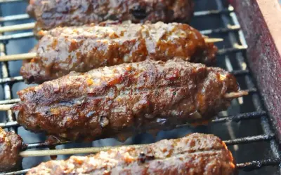 Soczyste kofta kebab na ruszcie, skwierczące i apetyczne. Idealne na letnie grillowanie.